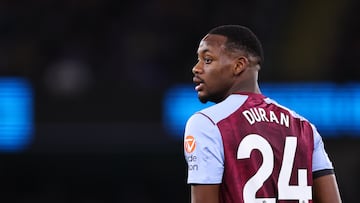 MANCHESTER, ENGLAND - APRIL 3: Jhon Duran of Aston Villa during the Premier League match between Manchester City and Aston Villa at Etihad Stadium on April 3, 2024 in Manchester, England.(Photo by Robbie Jay Barratt - AMA/Getty Images)