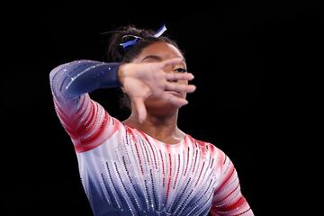 Mike Heiman, director de operaciones editoriales de Getty Images:
“En su regreso a la competencia después de días de atención de los medios y conversaciones sobre la salud mental, la gimnasta estadounidense Simone Biles logró la medalla de bronce en la final femenina de balancín en el día once de los Juegos Olímpicos de Tokio 2020. En esta foto, el fotógrafo del personal de Getty Images Laurence Griffiths captura a Biles en un calentamiento para el evento y sincroniza perfectamente este encuadre para que solo podamos ver su ojo a través de su mano, casi como si estuviera bloqueando toda distracción".