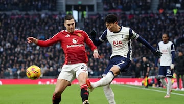 Soccer Football - Premier League - Tottenham Hotspur v Manchester United - Tottenham Hotspur Stadium, London, Britain - February 16, 2025 Manchester United's Diogo Dalot in action with Tottenham Hotspur's Son Heung-min Action Images via Reuters/Paul Childs EDITORIAL USE ONLY. NO USE WITH UNAUTHORIZED AUDIO, VIDEO, DATA, FIXTURE LISTS, CLUB/LEAGUE LOGOS OR 'LIVE' SERVICES. ONLINE IN-MATCH USE LIMITED TO 120 IMAGES, NO VIDEO EMULATION. NO USE IN BETTING, GAMES OR SINGLE CLUB/LEAGUE/PLAYER PUBLICATIONS. PLEASE CONTACT YOUR ACCOUNT REPRESENTATIVE FOR FURTHER DETAILS..