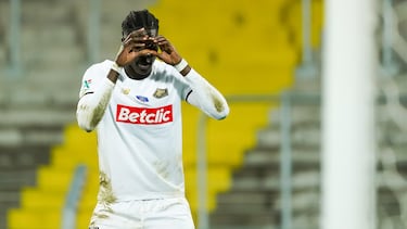 Nacido en Dakar pero con nacionalidad belga. Llegó en la temporada 21/22 en la campaña 21/22, este año el Aston Villa de Unai Emery lo ha fichado procedente del Everton por una cantidad cercana a los 60 millones de euros.