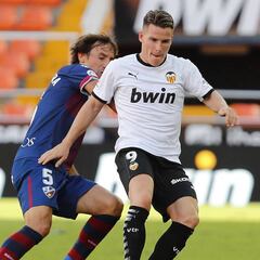 El Betis, rival idóneo para que Gameiro y Guedes se enchufen