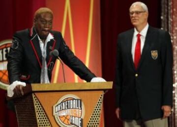 Dennis Rodman entr車 en Hall of Fame de la NBA en 2011. El jugador logr車 cinco campeonatos: dos con los Detroit Pistons (1989 y 1990) y tres con los Chicago Bulls (1996, 1997 y 1998). Rodman estuvo en dos de los equipos m芍s legendarios y recordados de la liga estadounidense. Aqu赤 junto a Phil Jackson su t谷cnico en los m赤ticos Bulls de Jordan que cambiaron la concepci車n del baloncesto moderno.