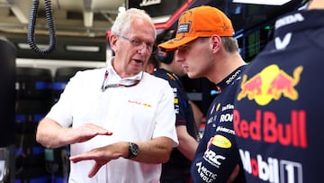 Marko, habla con Verstappen en el box de Red Bull durante el GP de Hungría 2023.