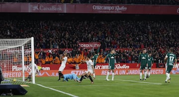 Ben Yedder empató el partido. 1-1.