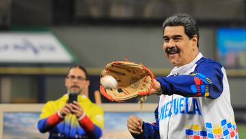 AME809. CARACAS (VENEZUELA), 01/02/2023.- Fotografía cedida por el Palacio de Miraflores donde se observa al presidente venezolano Nicolás Maduro atrapando una pelota durante la entrega del Estadio Monumental de Caracas Simón Bolívar, en Caracas (Venezuela). Los campeones del béisbol de Venezuela, República Dominicana, Puerto Rico, México, Panamá, Colombia, Cuba y Curazao se disputarán desde mañana, y hasta el 10 de febrero, la edición 65 de la Serie del Caribe, el torneo que consagrará la supremacía latinoamericana del equipo que resulte ganador. EFE/ Palacio de Miraflores/SOLO USO EDITORIAL/ SOLO DISPONIBLE PARA ILUSTRAR LA NOTICIA QUE ACOMPAÑA (CRÉDITO OBLIGATORIO)
