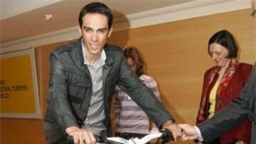 <b>Alberto Contador</b>, durante la presentación de una bicicleta de montaña con motor.