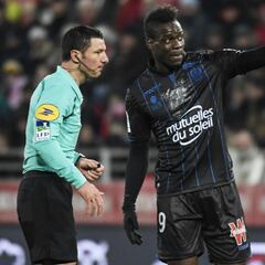 Kick It Out slams 'unacceptable' booking of Balotelli for reporting racist abuse