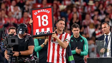 BILBAO, 25/05/2025.- Homenaje del Athletic club al defensa Óscar de Marcos que deja el fútbol tras 16 años en el club tras el partido de la última jornada de LaLiga de fútbol que Athletic Club y FC Barcelona han disputado este domingo en el estadio de San Mamés. EFE/Javier Zorrilla
