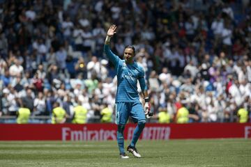 Al final del encuentro el portero del Real Madrid, Keylor Navas, se despidi¨® de la que ha sido su afici¨®n durante muchos a?os.
