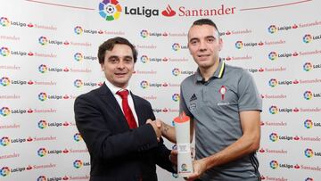 Iago Aspas being presented with his LaLiga award