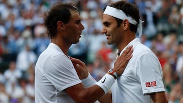 Roger Federer y Rafael Nadal se saludan tras las semifinales de Wimbledon 2019 en el The All England Lawn Tennis Club de Wimbledon.