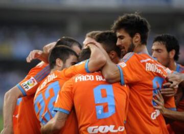 Alegría de Carles Gil con su compañeros después de marcar el 1-0 para el Valencia