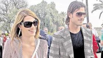 <b>EN LOS TOROS. </b>Ocio y su novia, Laura Sáchez, acudieron ayer a La Maestranza.