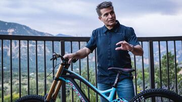 Miguel Pina, fundador y director general de Mondraker, mostrando una de sus bicis de referencia, la MTB pensada para el descenso (DH) Summum Carbon, uno de los modelos de más éxito.