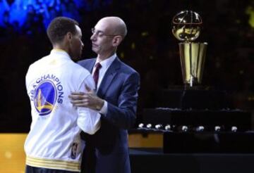 Stephen Curry recibe la felicitación del comisionado Adam Silver en la fiesta de celebración del título de Golden State Warriors.