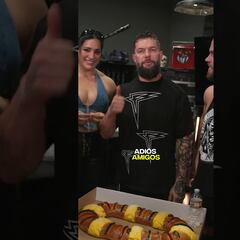 ¡WWE a la mexicana! Sus estrellas parten la Rosca de Reyes y les tocará pagar tamales