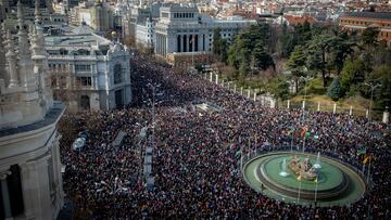 Miles de personas se manifiestan contra el desmantelamiento de la Sanidad Pública, en la protesta bajo el lema 'Madrid se levanta y exige una Sanidad pública', en la Plaza de Cibeles, a 12 de febrero de 2023, en Madrid (España). Asociaciones, colectivos y diferentes rostros de la cultura han animado a los ciudadanos a acudir a esta protesta,  que parte desde cuatro columnas, contra el modelo sanitario de la Comunidad madrileña, especialmente por la situación de Atención Primaria y las Urgencias Extrahospitalarias, que sustentan el sistema sanitario. La marcha apoya la huelga indefinida de los médicos en centros de atención 24 horas que arrancó el 7 de noviembre para denunciar el caos y la desprotección a la población de un plan de urgencia extrahospitalaria, puesto en marcha ‘sin personal suficiente’ para prestar el servicio.
12 FEBRERO 2023;SANIDAD PÚBLICA;MANIFESTACIÓN;MARCHA;MAREA BLANCA;CONCENTRACIÓN;MOVILIZACIÓN;ATENCIÓN PRIMARIA;CIBELES;PROTESTA;AYUSO;SANIDAD 100;CENTRO CENTRO;AYUNTAMIENTO;CENTROCENTRO;
Juan Barbosa / Europa Press
12/02/2023