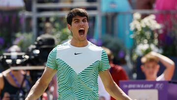 Carlos Alcaraz celebra su victoria contra Alex de Miñaur en Queen's.