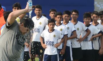 Maradona visita una escuela en la India