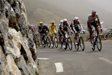 El líder de la general, el esloveno Tadej Pogacar, y el pelotón en acción en el Tourmalet durante el ascenso al Tourmlaet.