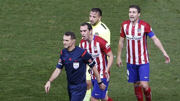Clos, arbitrando al Atlético.