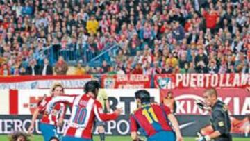 <b>OTRO LUJO DE KUN. </b>En una falta ensayada, Forlán remató en semifallo y el balón le llegó a Agüero, que se sacó un taconazo de la manga. Zambrotta evitó el gol bajo palos.