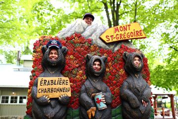 Max Verstappen y Pierre Gasly pilotos de Red Bull Racing y Daniil Kvyat y Alexander Albon pilotos de Scuderia Toro Rosso a la entrada del recinto donde fueron leñadores por un día.