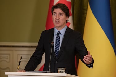 La relación entre Katy Perry y el ex primer ministro de Canadá, Justin Trudeau, es el romance más reciente y sorprendente en la vida de la cantante, y ha sido objeto de una intensa atención mediática. Los rumores de una conexión surgieron en julio de 2025, poco después de que Katy Perry confirmara su separación de Orlando Bloom. Fueron vistos por primera vez cenando juntos de manera discreta en un restaurante de lujo en Montreal, Canadá. Posteriormente, Trudeau asistió a uno de los conciertos de la gira de Katy Perry en ese país.