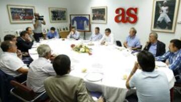 Tertulia. Relaño, Escartín, Roncero, Mínguez, Ezquerro, Gómez, Mora, Guillén, Giner, Manolete, Rubio, De Cos, Gutiérrez y Bahamontes, en la sala noble de la redacción.