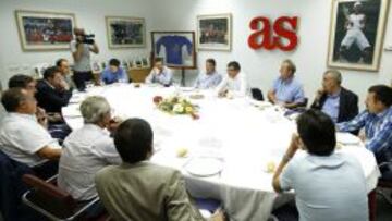 Tertulia. Rela&ntilde;o, Escart&iacute;n, Roncero, M&iacute;nguez, Ezquerro, G&oacute;mez, Mora, Guill&eacute;n, Giner, Manolete, Rubio, De Cos, Guti&eacute;rrez y Bahamontes, en la sala noble de la redacci&oacute;n.
 