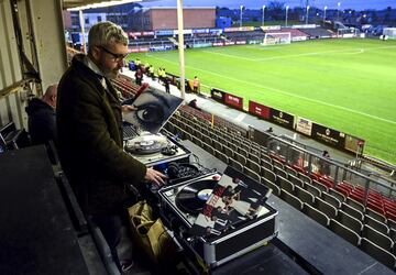 Es habitual escuchar los éxitos musicales del momento antes de cada partido por la megafonía de los estadios de fútbol. Sin embargo, lo del Dalymount Park de Dublín es un caso insólito. El voluntario del club Richie OConnell pinchó algunos clásicos en vinilo en la previa del partido de la Premier Division irlandesa entre Bohemians y Drogheda United.