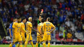 Momento en que el árbitro expulsa a NIcolás López en el partido en contra de Cruz Azul.