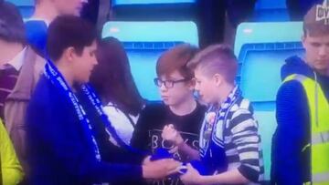 Un jugador tira la camiseta a la grada y así deciden estos niños quién se la lleva...
