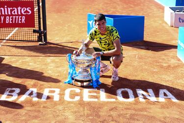 Carlos Alcaraz posa con el trofeo tras ganar a Stefanos Tsitsipas en 2023. 