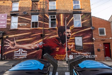 Y para terminar con los héroes que hicieron al Liverpool grande en Europa, Steven Gerrard, el capitán de la legendaria final en Estambul en la que remontaron un 3-0 al Milan y tercer jugador con más partidos (710) en la historia del Liverpool. Gerrard fue el elegido por votación popular para ocupar un lugar simbólico: está en la fachad de The Sandon Complex, el lugar donde se fundó el Liverpool en 1892.