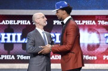 El comisionado de la NBA, Adam Silver, saluda a Jahil Okafor seleccionado en tercer lugar por los Philadelphia 76ers en la primera ronda del sorteo de la NBA 2015