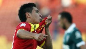 Galdames besa la camiseta de Uni&oacute;n Espa&ntilde;ola en el festejo del gol contra Wanderers.