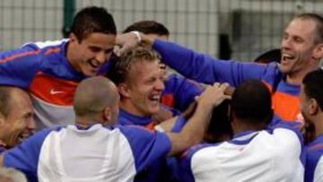 <b>BROMAS. </b>De Zeeuw, Boulahrouz, Sneijder, Van der Vaart, Van Bommel y Kuyt, durante la sesión de ayer.