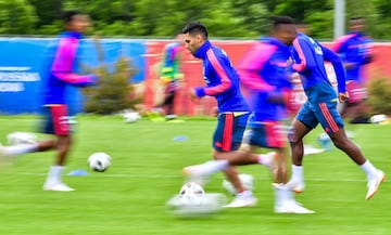 La Selección Colombia realizó su primer entrenamiento abierto al público en el estadio Sviyaga en Rusia, preparando el debut mundialista del 19 de junio ante Japón en Saransk. James y Barrios, los ausentes.