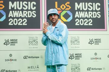 El cantante Nil Moliner posa en el photocall de la alfombra roja de Los40 Music Awards 2022.