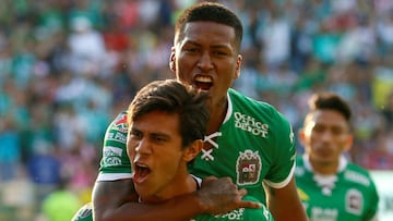 MEX050. LE&Oacute;N (M&Eacute;XICO),17/08/2019.- Los jugadores de Le&oacute;n Jos&eacute; Macias (frente), y Pedro Aquino (atr&aacute;s), festejan una anotaci&oacute;n ante Chivas este s&aacute;bado, durante el juego correspondiente a la jornada 5 del tor