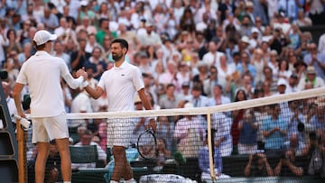 Jannik Sinner y Novak Djokovic se saludan tras su partido en Wimbledon.