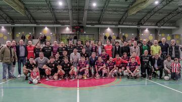 23-12-23. VETERANOS DEL SPORTING Y COMPONENTES DEL EQUIPO AMIGOS DE SABOU, QUE SE ENFRENTARON EN EL PARTIDO BENÉFICO CONTRA LA ELA.