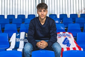 Hugo posa con la camiseta del Leganés que llevó en su debut como titular y la camiseta del doblete de su padre en el Atlético. 