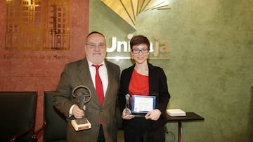 Reconocimiento a Alfredo Relaño en el Manuel Alcántara que gana Laura Marta Loriente