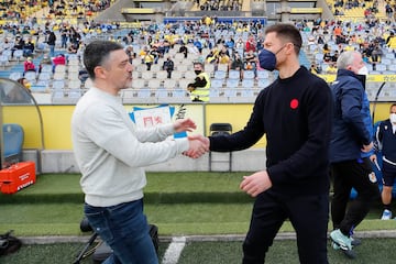 Protocolario saludo de García Pimienta y Xabi Alonso antes del debut del primero de ellos en el banquillo de Las Palmas. 