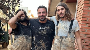 Eduardo Blasco (en el centro), junto a dos compañeros de una misión de Libia en Valencia.