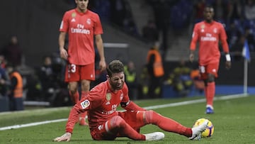 Sergio Ramos se duele de su pierna izquierda tras la entrada de Sergio García. El camero pensó que tenía un fuerte esguince de rodilla.