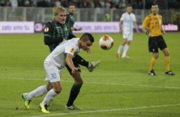 Rijeka-Betis. Perquis pelea el balón.