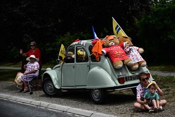 Seguidores del Tour de Francia disfrutando del paso de los ciclistas desde la cuneta